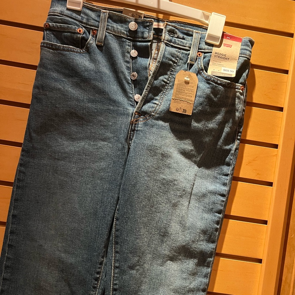 Women’s NWT Levi’s Wedgie Straight Button Fly High Rise Frayed Hem Jeans 28